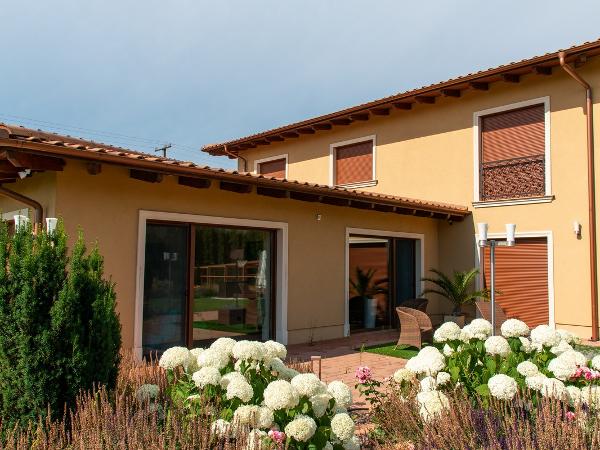 Családi ház Gencsapáti - Internorm fa-alumínium ablakokkal és Schlotterer redőnyökkel