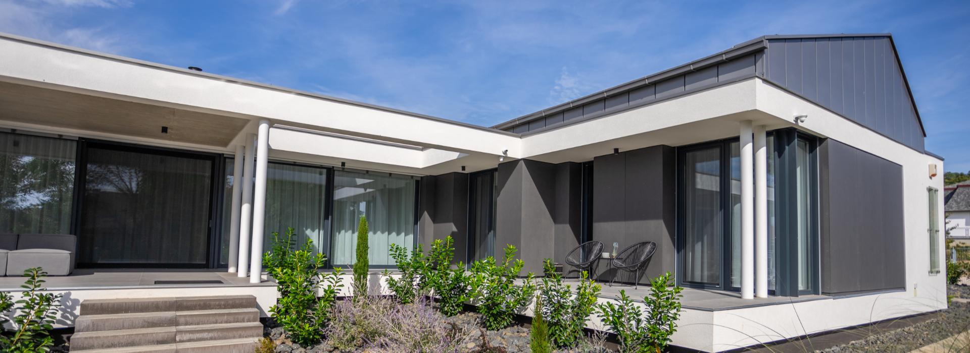 Családi ház Gyenesdiás Internorm műanyag-alumínium ablakokkal és Schlotterer zsaluziával