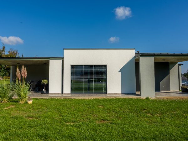 Zalaegerszegi csal�di h�z Internorm ny�l�sz�r�kkal, Schlotterer �rny�kol�stechnikai rendszerrel